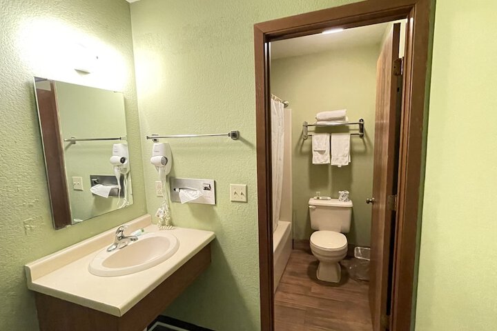 Room 42 of 80