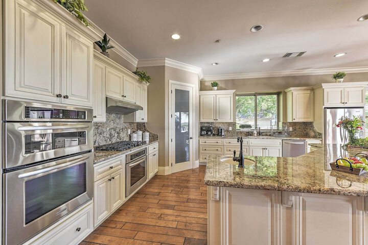 Near Wineries: Elk Grove Getaway w / Saltwater Pool