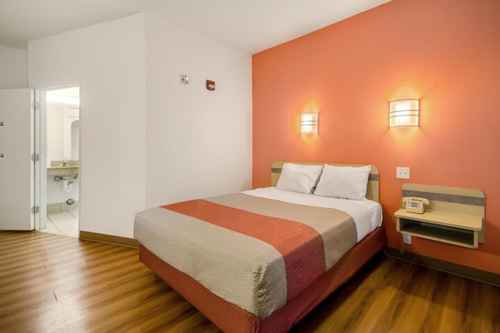 Howard Johnson by Wyndham Lemoore Near Naval Air Station