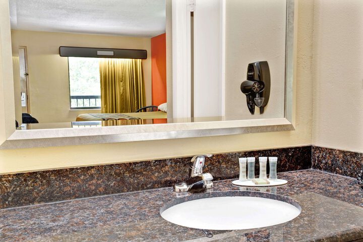 Super 8 by Wyndham Kissimmee / Maingate/Orlando Area