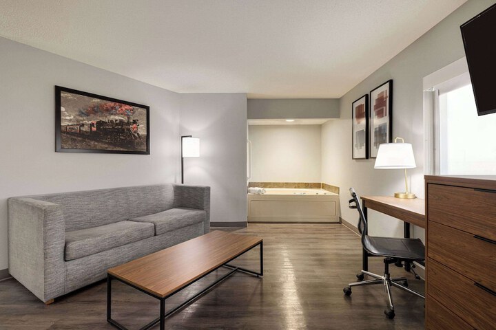 Room 33 of 62