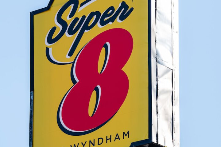 Super 8 by Wyndham Germantown / Milwaukee