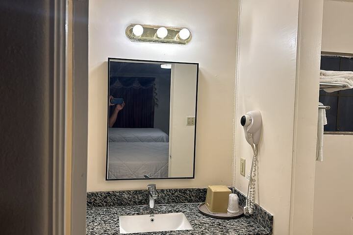 Room 10 of 28