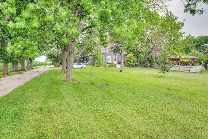 Charming Eagle Grove Farmhouse w / Patio!