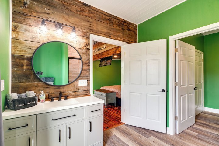 Near Wineries: Country Condo in New Haven