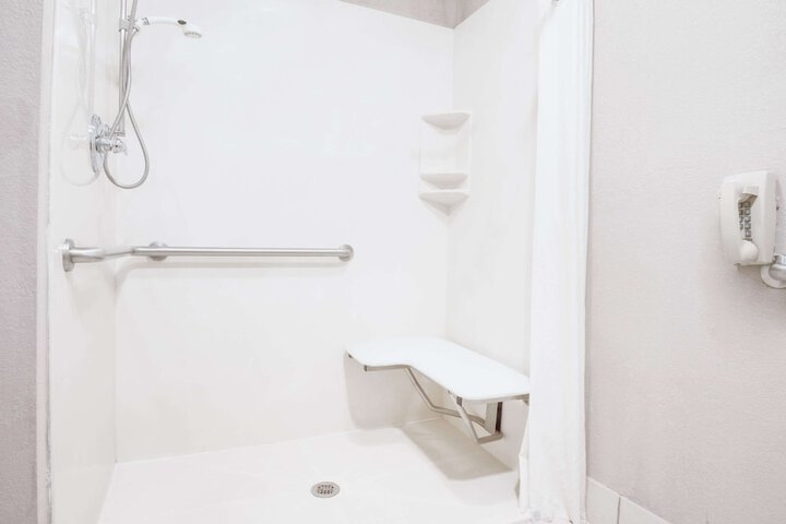 Room 6 of 16