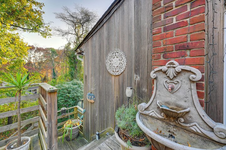 Cozy Dix Hills Apt w / Deck 7 Mi to Beach!