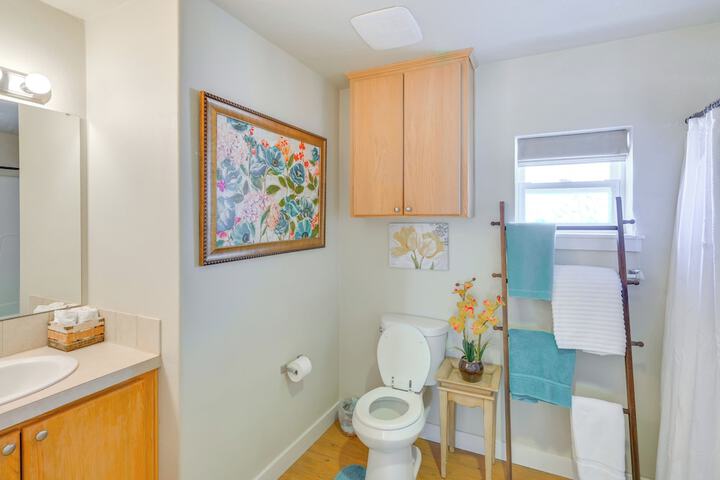 Walk to Main St! Ennis Townhome w / Balcony