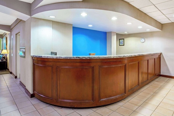 La Quinta Inn & Suites by Wyndham Stamford / New York City