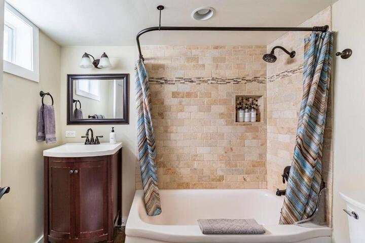 State Street Cottage Suite 1