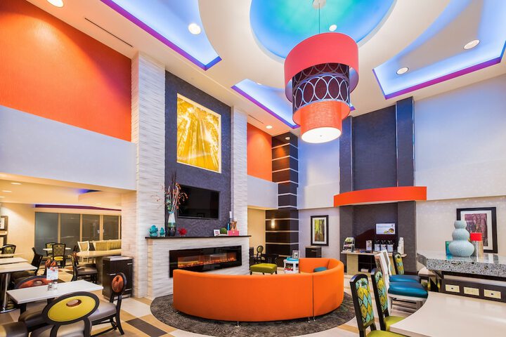 Holiday Inn Express & Suites Eureka by IHG
