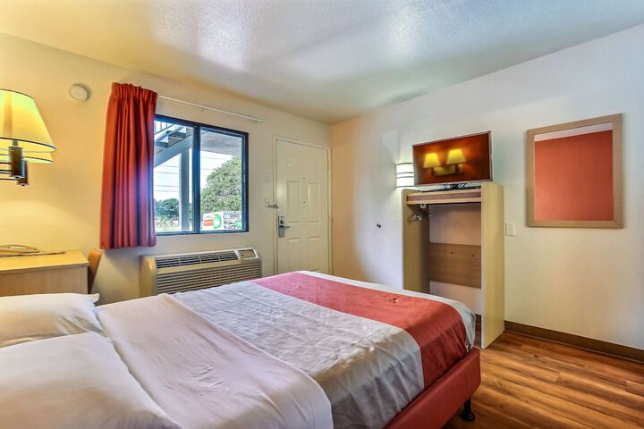 Motel 6 Pinole CA