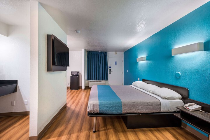 Room 15 of 34