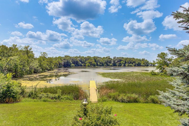 Private Lakefront Cabin w / Hot Tub Deck & Views