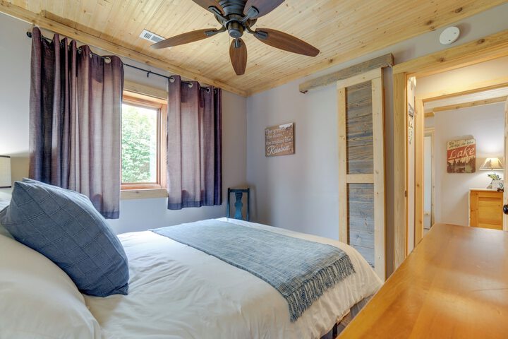 Lakefront Cottage w / Deck Near Indiana Beach!