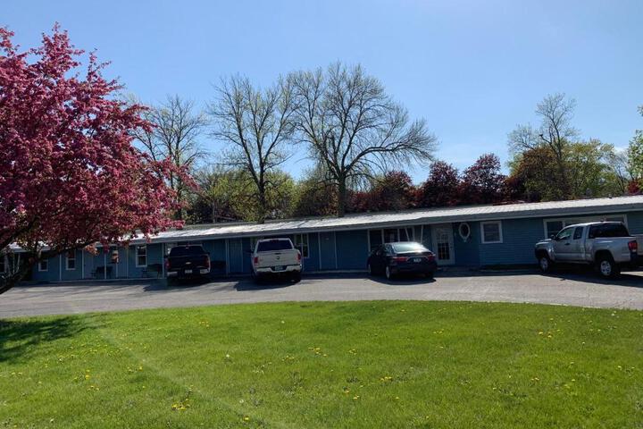 HOMETOWN INN