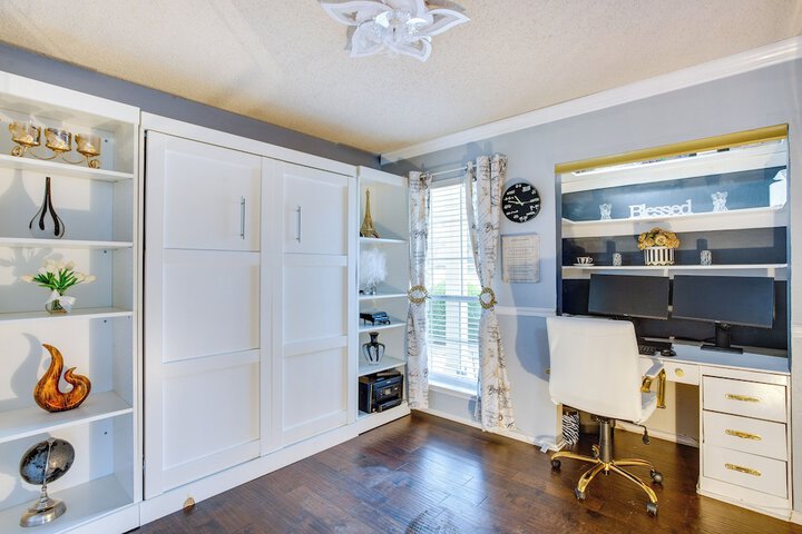 Walk to Lake! Rowlett Escape w / Fire Pit & Views