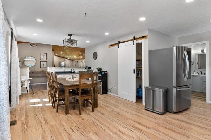 Spacious Cabin Near Hocking Hills and Caves with Hot Tub and Firepit