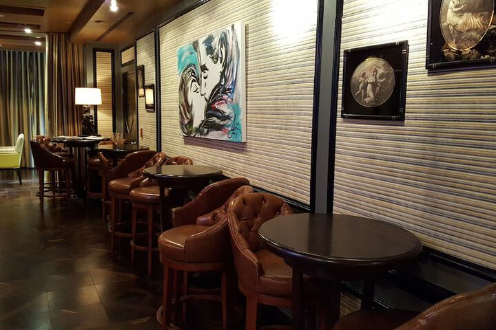 Lounge 52 of 61