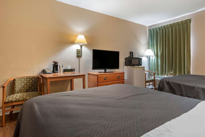 Room 7 of 18