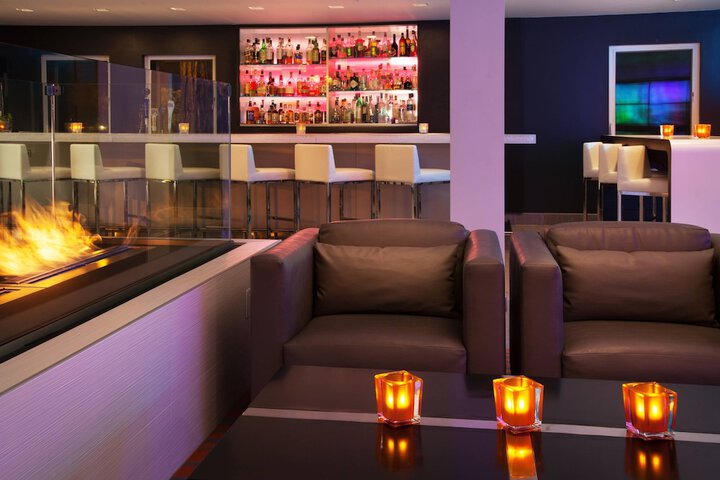 Lounge 35 of 45