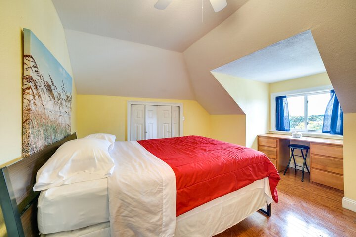 Inviting Connellsville Getaway w / Deck!
