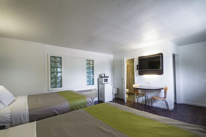 Room 32 of 43
