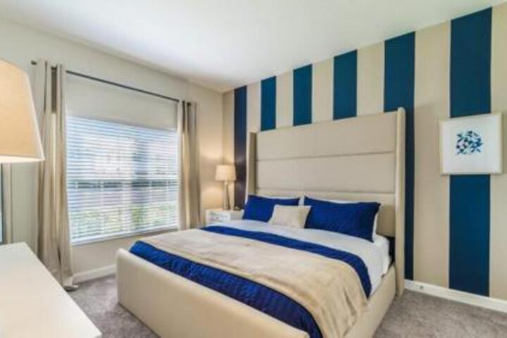 Clock Villa 571