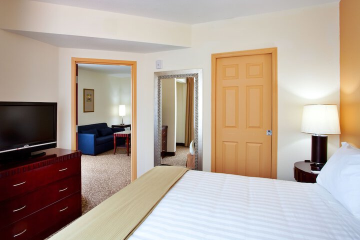 Room 13 of 33