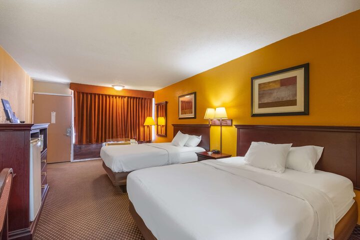 Room 10 of 28