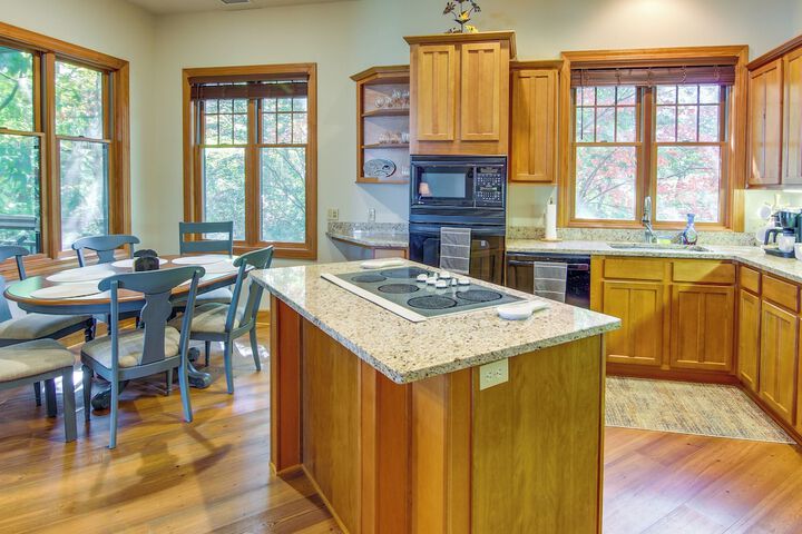 Mtn-view Condo w / Screened Porch in Burnsville!