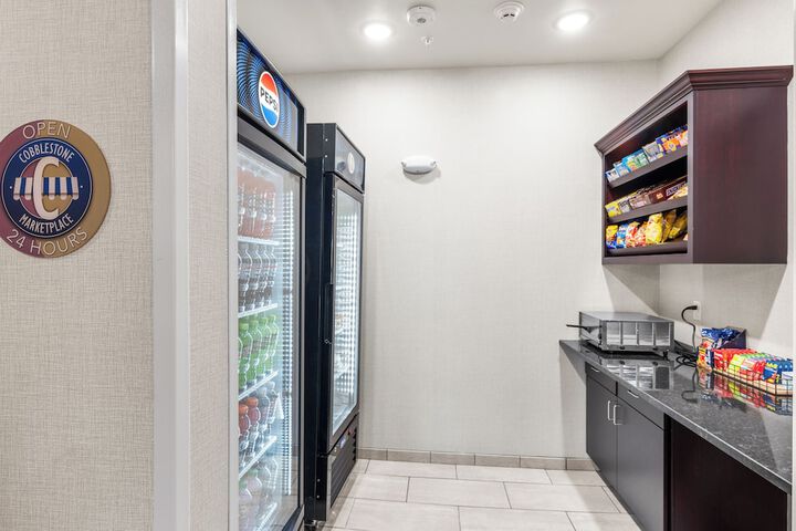 Cobblestone Hotel & Suites – Pulaski / Green Bay