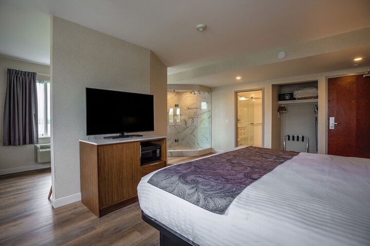 Monte Carlo Inn Oakville Suites