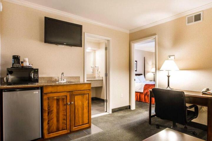 Clarion Inn & Suites at the Outlets of Lake George