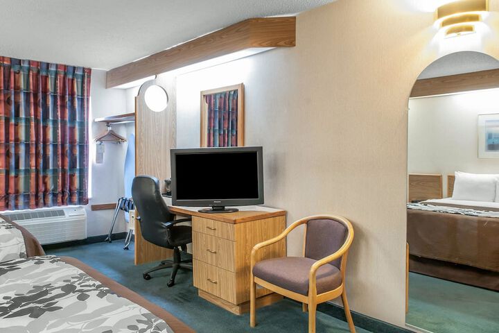 Room 10 of 28