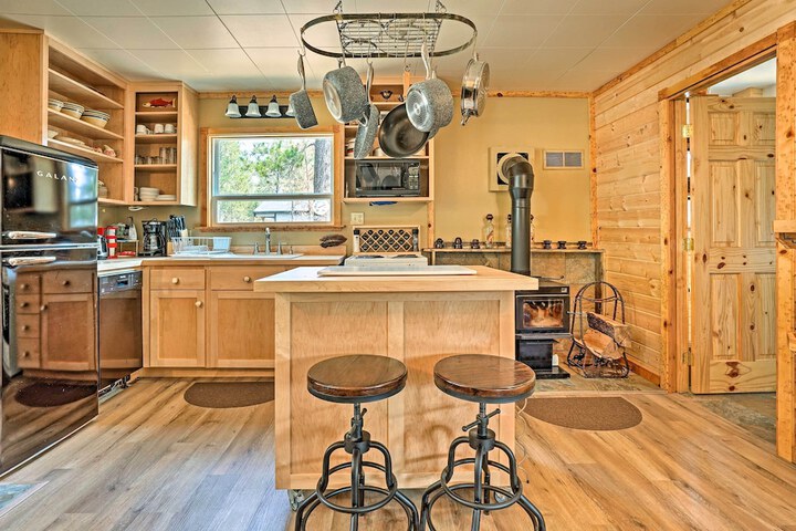 High Lakes Hideaway: La Pine Fishing Cabin!