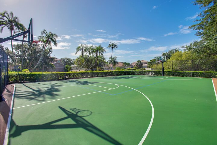 3 Mi to Dtwn Fort Myers: Condo w / Pool & Hot Tub