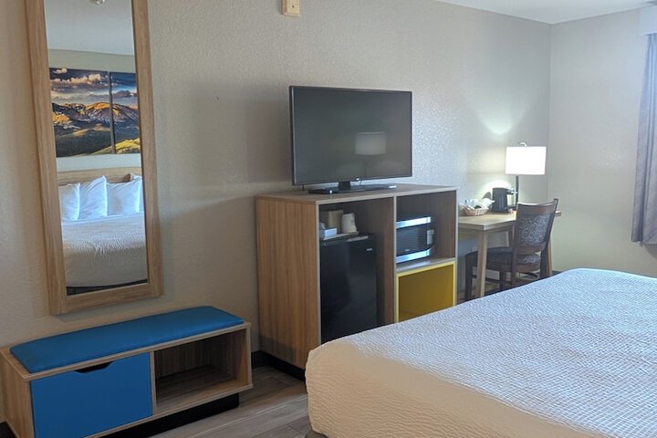 Days Inn & Suites by Wyndham Castle Rock
