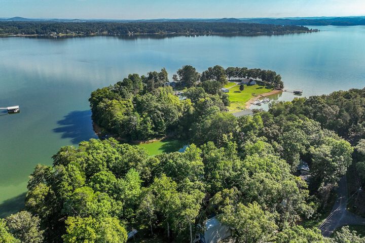 emerald Cove Chalet on Douglas Lake w / Hot Tub!