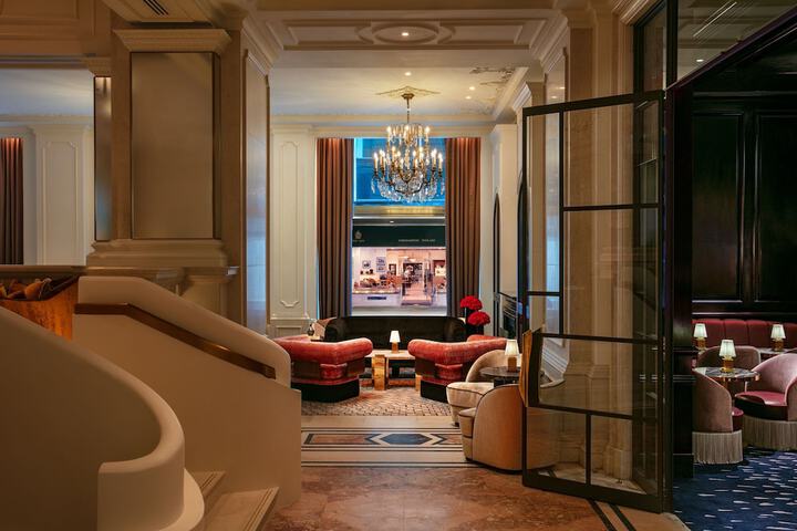 Lounge 110 of 116