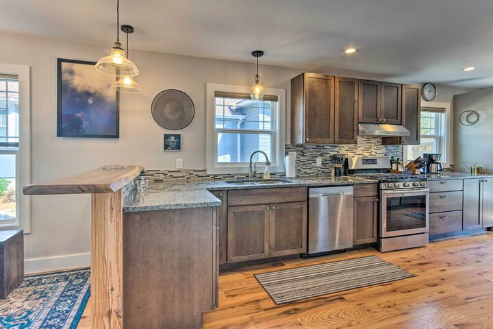 Downtown Brevard Retreat With Fire Pit & Deck!