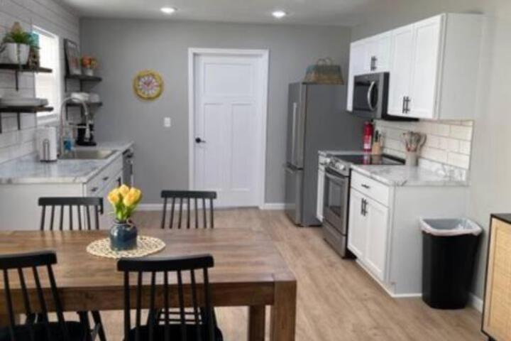 Birdie Mae - 2 bedroom House in DT Hamilton