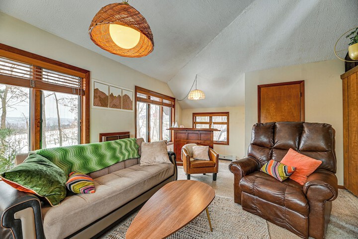 Near Canandaigua Lake: Retro Cabin w / Deck & Views