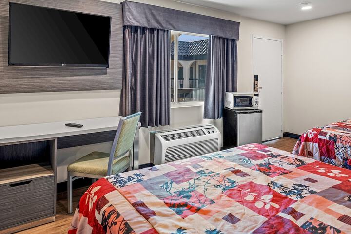 Room 6 of 13