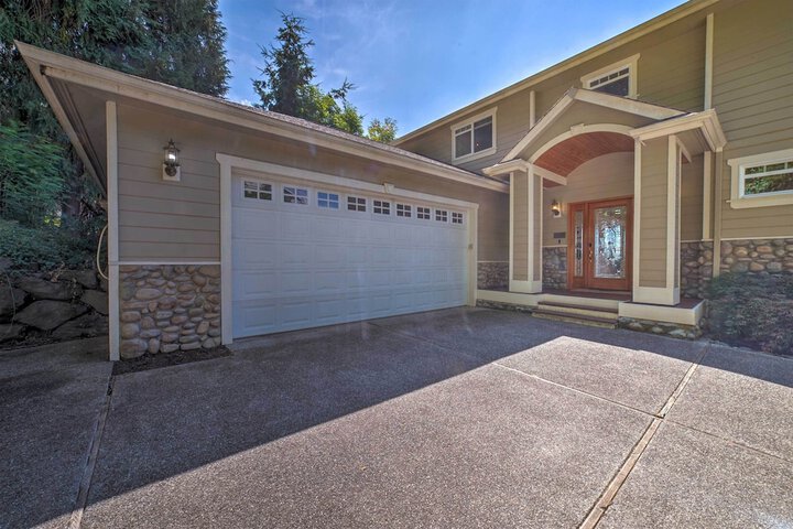 Spacious Lake Stevens Home w / Fire Pit Patio