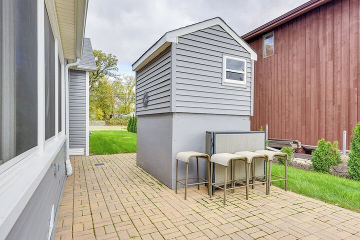 Lakefront Antioch Cottage w / Dock & Gas Grill!
