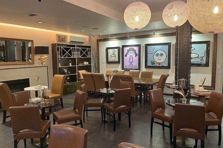 Lounge 83 of 83