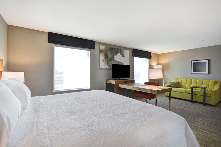 Hampton Inn & Suites Detroit / Warren