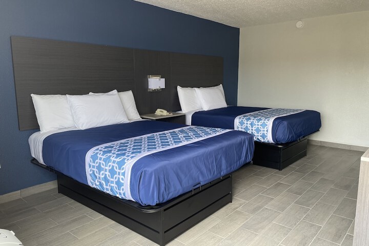 Room 10 of 14