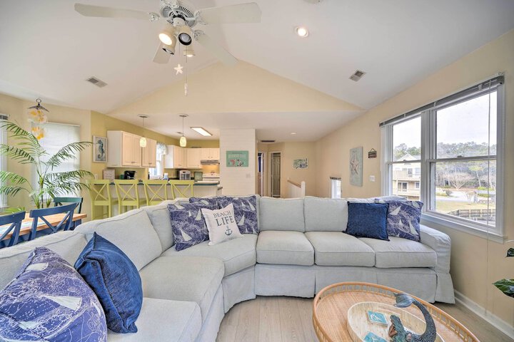 Coastal Home w / Community Pool 2 Miles to Beach!